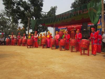 Biểu diễn trống hội cung đình tại hội làng phú khê xã Hoằng Phú.JPG