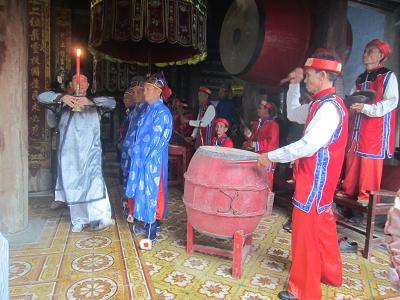 Tế cung đình - một trong những nét văn hóa đặc sắc tại lễ hội làng Phú Khê.JPG