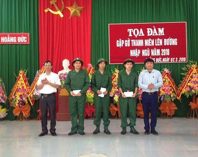 lãnh đạo xã tặng quà cho các tân binh.jpg