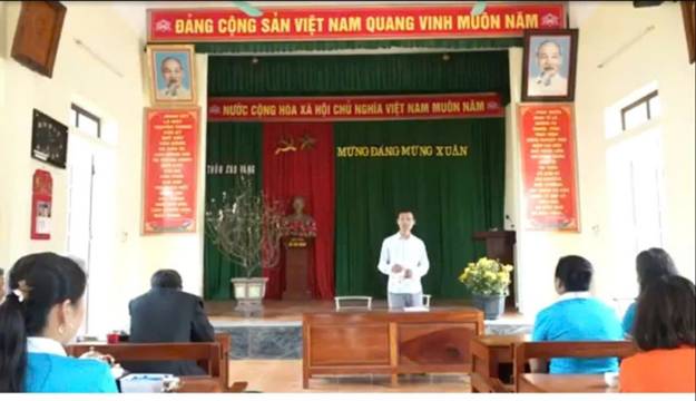 Ảnh có chứa văn bản, trang phục, người, đàn ông

Mô tả được tạo tự động