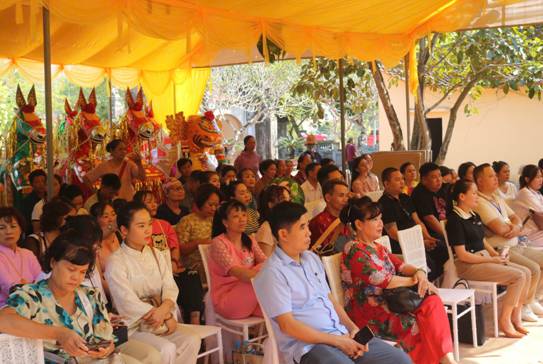 Ảnh có chứa trang phục, người, phụ nữ, Mặt người

Mô tả được tạo tự động