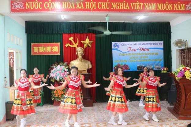 Ảnh có chứa Khiêu vũ, trang phục, thể thao, người

Mô tả được tạo tự động