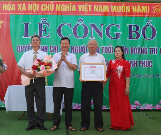 Ảnh có chứa người, trang phục, cười, văn bản

Mô tả được tạo tự động