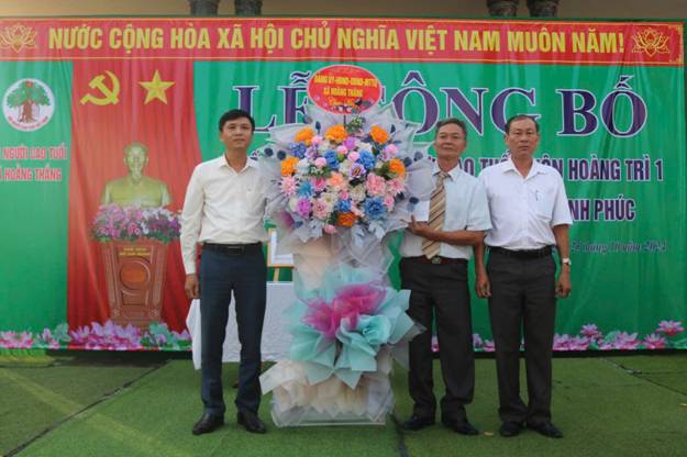 Ảnh có chứa trang phục, người, văn bản, đàn ông

Mô tả được tạo tự động