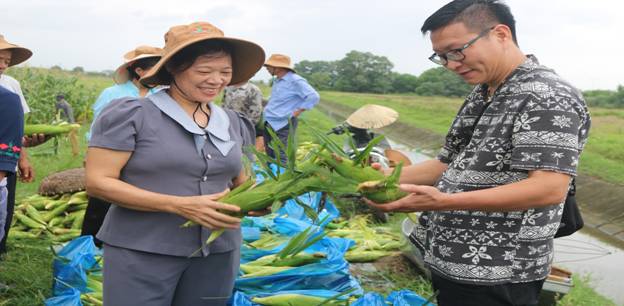 Ảnh có chứa người, trang phục, ngoài trời, mũ

Mô tả được tạo tự động