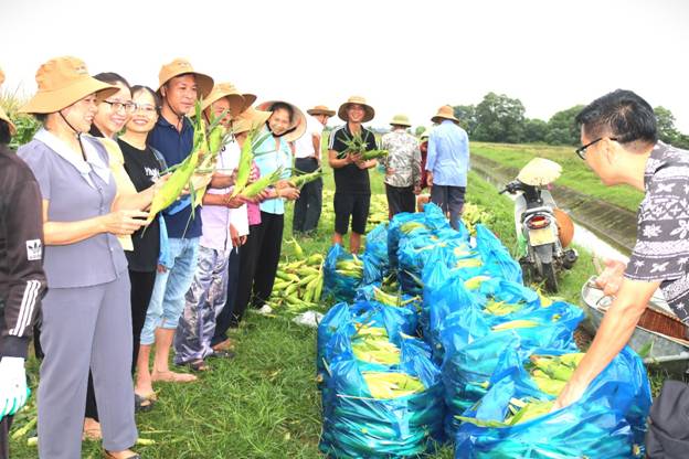 Ảnh có chứa trang phục, người, ngoài trời, cỏ

Mô tả được tạo tự động