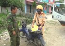 Công an huyện Hoằng Hóa kiên quyết xử lý nghiêm người điều khiển phương tiện không đội mũ bảo hiểm khi tham gia giao thông.