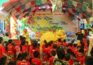 Đồng chí Lê Văn Nhuần- Phó Chủ tịch TT UBND huyện thăm tặng quà trung thu cho các cháu thiếu niên trên địa bàn cụm kinh tế xã hội số 3