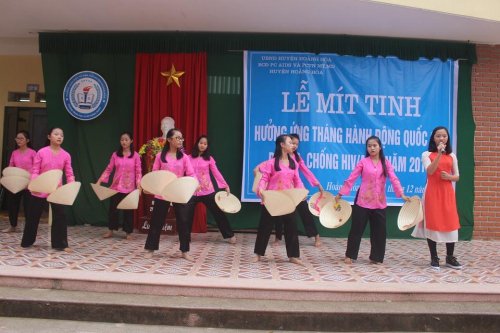 văn nghệ trước lễ mít tinh.JPG