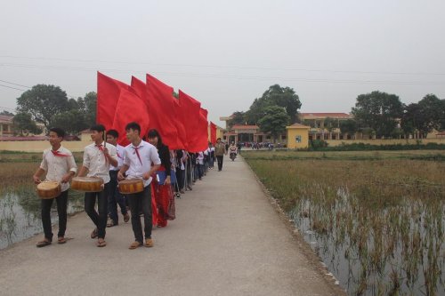 Học sinh trường THCS Hoằng Trạch tham gia diễu hành.JPG