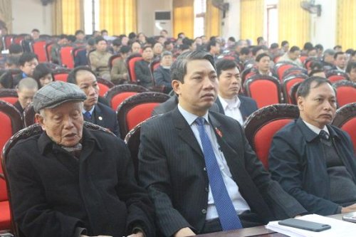 lãnh đạo tỉnh, huyện dự kỳ họp gồm đc Nguyễn Đức Quyền PCT UBND tỉnh, (ngoài cùng bên phải), đc Lê Đức Giang- PBT- CTUBND huyện( ở giữa).JPG