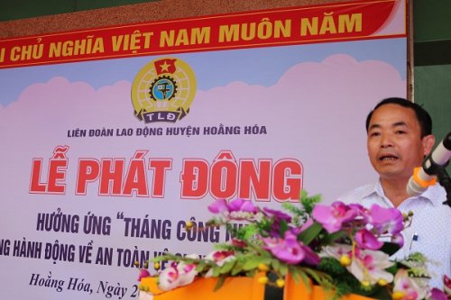 ông Nguyễn Minh Hùng CT LĐLĐ huyện  phát  động nội dung tháng công nhân  2018.JPG