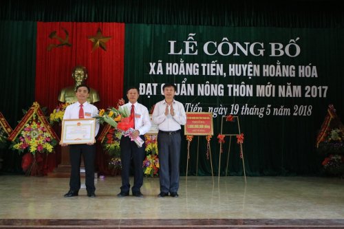 2. Đồng chí Lê Xuân Thu - PBT Thường trực Huyện ủy - CT.HĐND huyện trao bằng công nhận xã đạt chuẩn văn hóa Nông thôn mới  cho xã.JPG