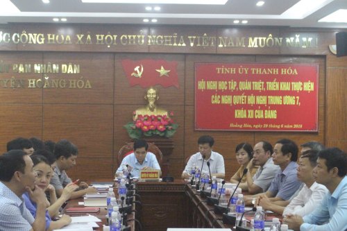 Đồng chí Trương Tuấn An - Quyền Bí thư Huyện ủy chủ trì hội nghị tại điểm cầu Hoằng Hóa.jpg