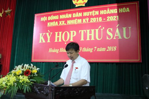 Đồng chí Lê Xuân Thu - Chủ tịch HĐND huyện khai mạc và chủ trì kỳ họp.JPG