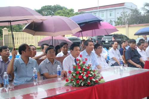 lãnh đạo 2 huyện - thị dự lễ cắt băng khánh thành Nhà khách Huyện ủy.JPG