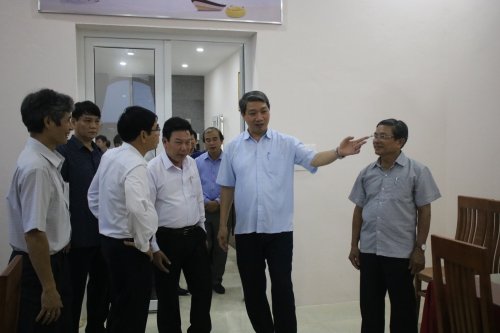 Chủ tịch UBND huyện Lê Đức Giang đưa đoàn lãnh đạo Thị xã Điện Bàn thăm Nhà khách Huyện ủy.JPG