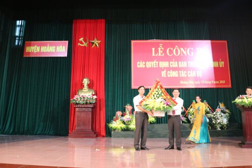 Đồng chí Dương Văn Mạnh, Bí thư Huyện ủy Như Xuân tặng hoa chúc mừng đồng chí Lê Sỹ Nghiêm.JPG