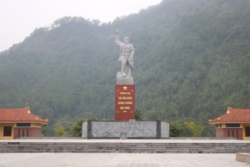 23. Tượng đài “Lão quân Hoằng Trường anh hùng” hiên ngang bên núi Linh Trường lịch sử.JPG