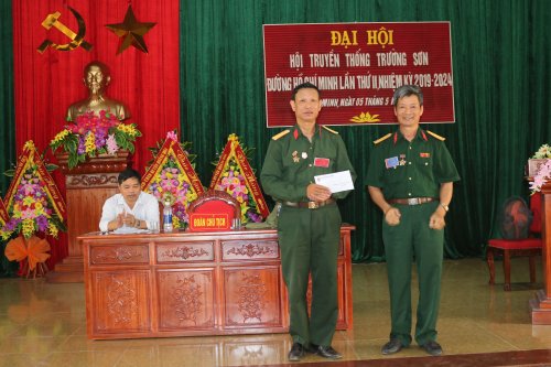 huyện hội   tặng quà cho hội.JPG