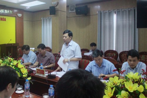 Đồng chí Nguyễn Đình Tuy - Phó Chủ tịch UBND huyện báo cáo tình hình dịch bệnh tả lợn Châu Phi tại huyện.jpg