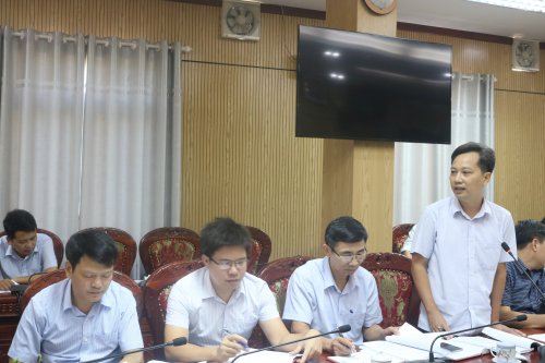 5.và ông Lê Huy Lượng -PCT HĐND huyện giải trình một số vấn đề đoàn giám sát nêu.JPG