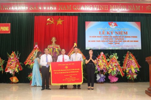 7. Đồng chí Phó Bí thư thường trực huyện ủy Đoàn Thị Hải đã tặng bức chướng của BCH Đảng bộ huyện cho Đảng bộ xã Hoằng Phong.JPG