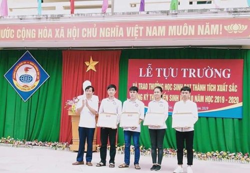3. thầy Nguyễn Hữu Kỳ - Hiệu trưởng nhà trường trao thưởng cho các em học sinh đạt điểm cao trong kỳ thi đại học.jpg