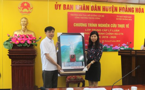 3. Đồng chí Lê Văn Phúc - Huyện ủy viên - Phó Chủ tịch UBND huyện tặng quà lưu niệm cho nhà trường.JPG