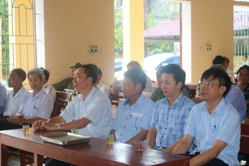 2. đc Lê Văn Phúc- HUV- PCTUBND huyện(ngoài cùng bên phải) và đại diện tỉnh hội, các tổ chức từ thiện tham dự Lễ trao xe lăn.JPG