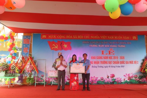 Đồng chí Trương Văn Đào - TVHU- Trưởng Ban tổ chức trao bằng công nhận cho nhà trường.JPG