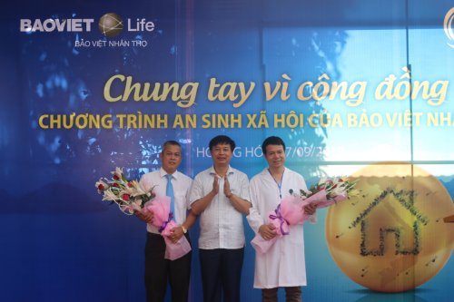 7 . đc Lê Xuân Thu- TUV- BT HU tặng hoa cho đoàn bác sỹ tham gia KCB  cho người dân.JPG