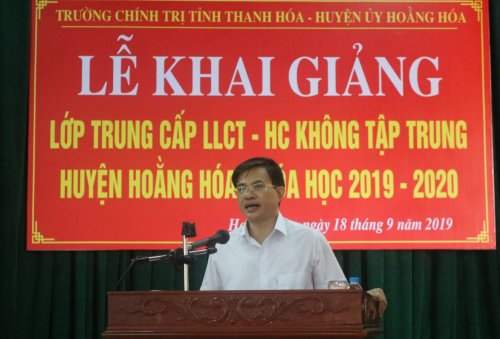 2 Đồng chí Thịnh Văn Khoa - Phó hiệu trưởng trường Chính trị tỉnh Thanh Hóa phát biểu khai mạc lễ bế giảng .jpg