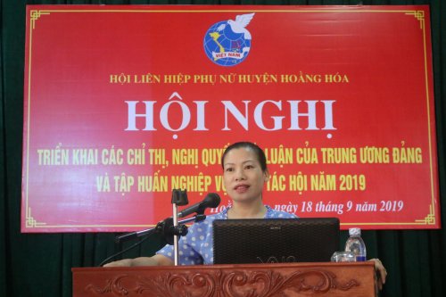 2.đc Trịnh Thị Quế- CT HLHPN huyện khai mạc và trực tiếp truyền đạt các NQ của BCT.JPG