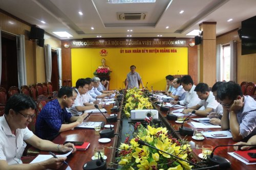 Đồng chí Lê Văn Nhuần - PCT TT- Chủ tịch HĐ bồi thường GPMB chủ trì Hội nghị.JPG