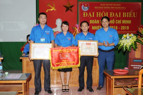3. Thầy Nguyễn Văn Trào (đứng thứ 2 bên phải sang) được nhận bằng Khen của TW Đoàn.jpg