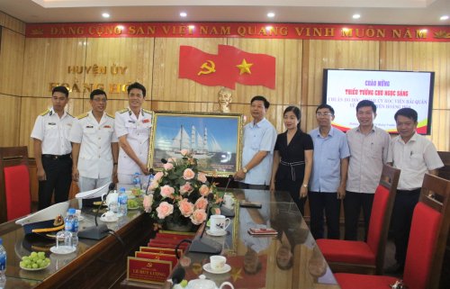 5. Thiếu tướng Chu Ngọc Sáng cũng đã tặng Huyện ủy, HĐND, UBND huyện Hoằng Hóa bức tranh con Tàu huấn luyện Lê Quý Đôn của Việt Nam dong buồm ra khơi.JPG