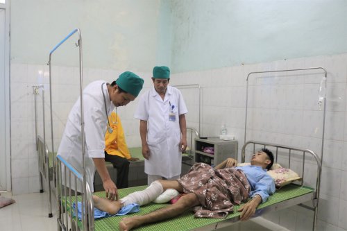 Các bác sỹ bệnh viện đa khoa huyện Hoằng Hóa đang thực hiện thăm khám cho bệnh nhân Nguyễn Quốc Khánh (29 tuổi).JPG