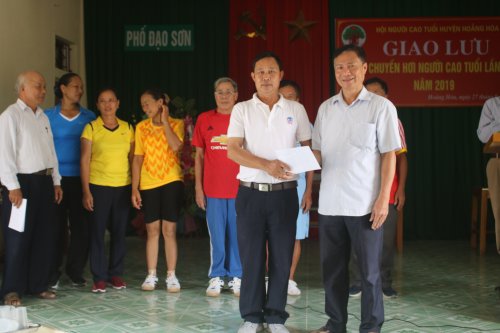 3. ông Nguyễn Văn Lĩnh CT HNCT huyện trao giải nhất  cho đội Hoằng Thái.JPG