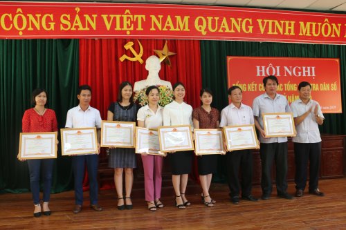 Ảnh 6. Đồng chí Nguyễn Đình Tuy trao giấy khen của Chủ tịch UBND huyện Hoằng Hóa cho 1 tập hể và 7 cá nhân.JPG