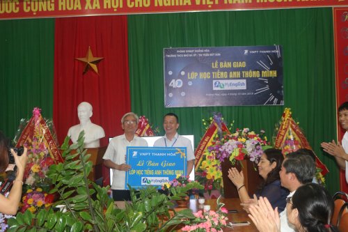 3. ông Nguyễn Xuân Vĩnh- Phó Giám đốc VNPT Thanh Hóa -  bàn giao phòng học  TA thông minh cho trường Nhữ Bá Sỹ.JPG