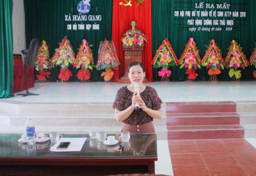 Đồng chí Trịnh Thị Quế - Chủ tịch Hội LHPN huyện phát động tại lễ ra mắt.jpg