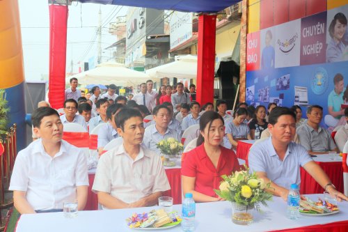 2. lãnh đạo huyện Hoằng Hóa và Ngân hàng Việt Nam, Ngân hàng BIDV Thanh Hóa tham dự khai trương.JPG