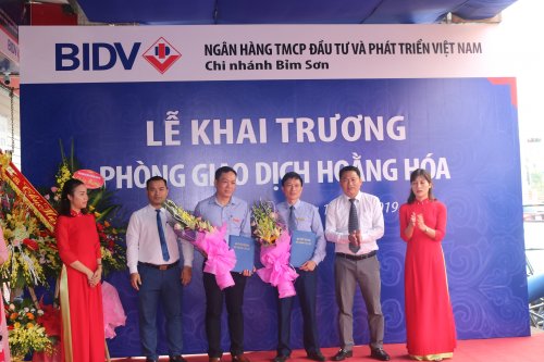 6.ông Lê Huy Sơn và  ông  Chu Việt Anh nhận QĐ bổ nhiệm GĐ- Phó Giám đốc phòng giao dịch Hoằng Hóa.JPG