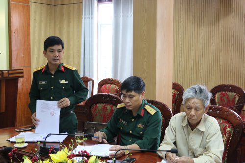 Ảnh 2. Đồng chí Lê Văm Đạm - Chỉ huy trưởng Ban chỉ huy quân sự huyện báo cáo tại hội nghị.JPG