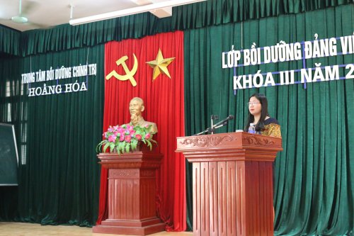 Ảnh 1. Đồng chí Nguyễn Thị Hà - Phó giám đốc trung tâm bồi dưỡng chính trị huyện khai mạc buổi lễ.JPG
