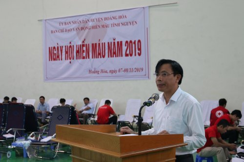 Ảnh 3. Đồng chí Lê Văn Phúc - Phó chủ tịch UBND huyện khai mạc ngày hội hiến máu 2019.JPG