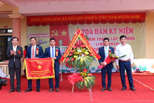 5. đc Lê Văn Phúc (ngoài cùng bên trái) - PCT UBND huyện và đc Chu Thế Sâm- CN UBKTr Hu trao cờ thi đua của tỉnh cho TT.JPG