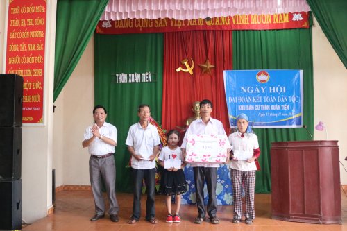 4. Đồng chí Trưởng Ban Tổ chức huyện ủy đã tặng quà cho cán bộ nhân dân Thôn Xuân Tiến và tặng 3 xuất quà cho 3 hộ nghèo có hoàn cảnh đặc biệt khó khăn.JPG