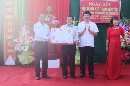 2. Đồng chí Chu Thế Sâm - Chủ nhiệm UBKT Huyện ủy trao quà cho thôn.jpg